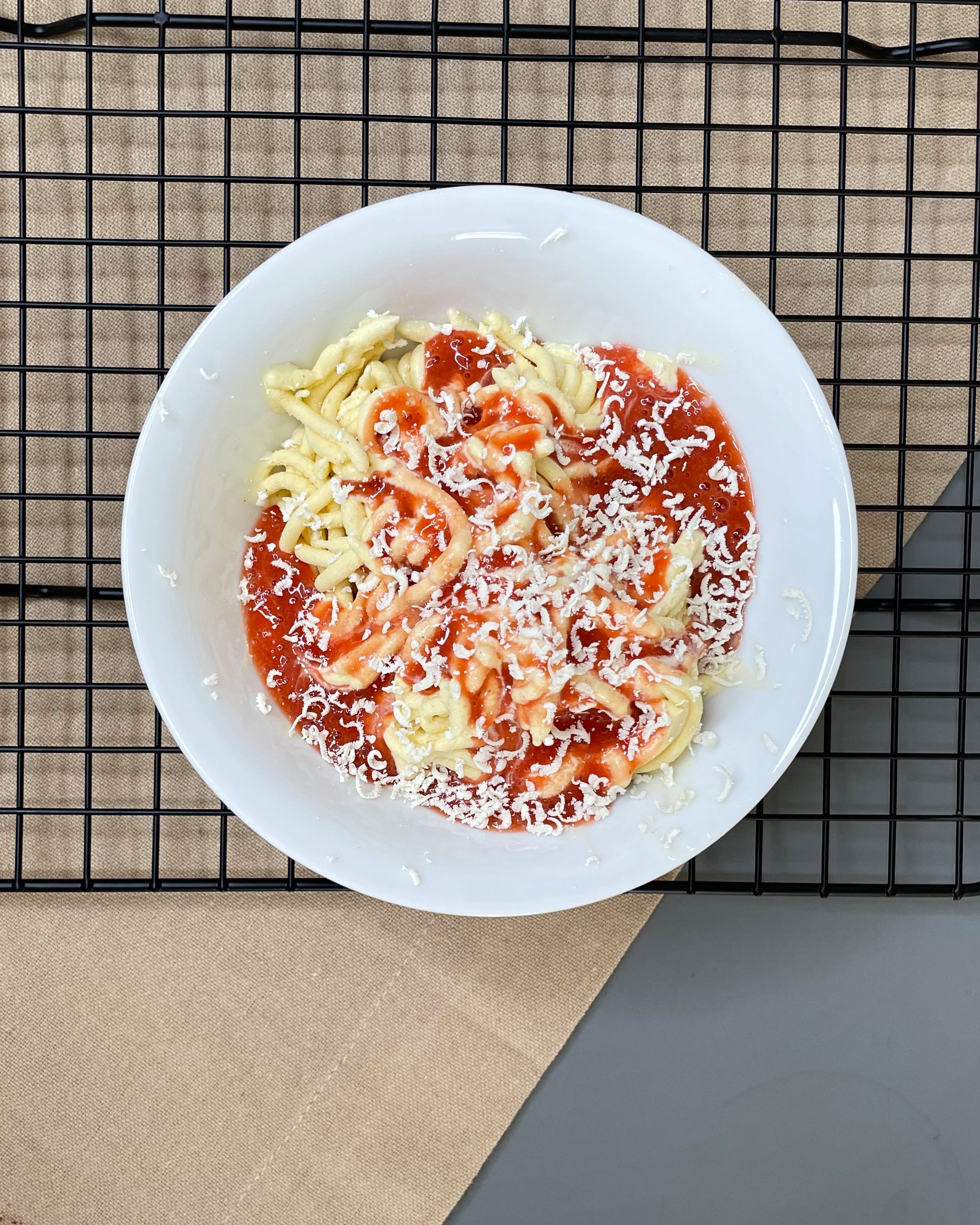 Spaghetti Eis mit Piña Strawberry Soße